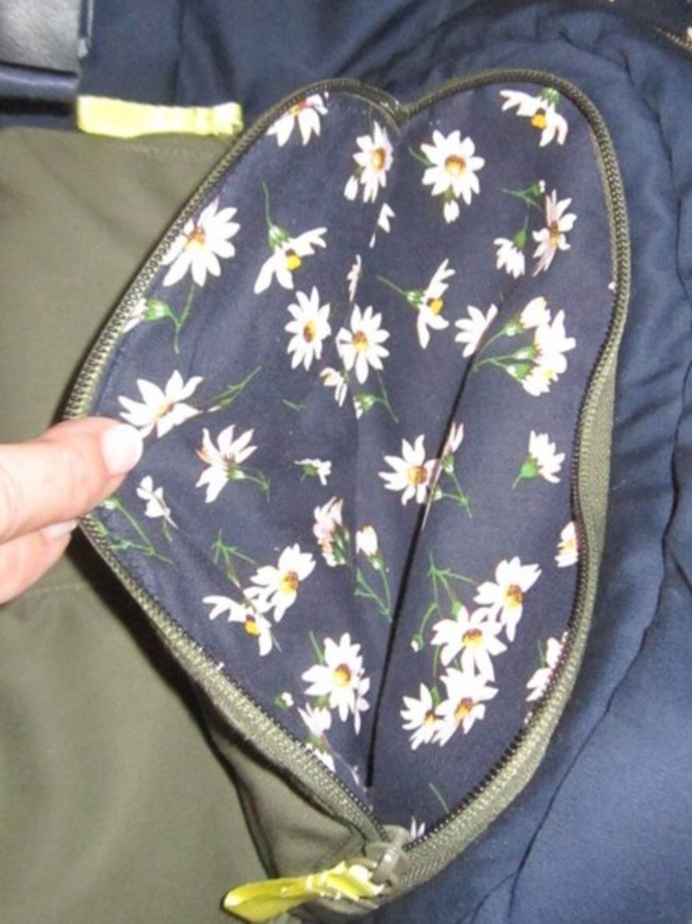 Vera Bradley Navy&Green Large Utility Backpack - Picture 2 of 2